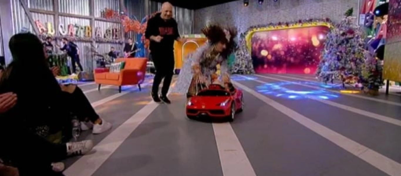 Η Βάνια έπεσε με...στυλ στην εκπομπή του Νίκου Μουτσινά (βίντεο)